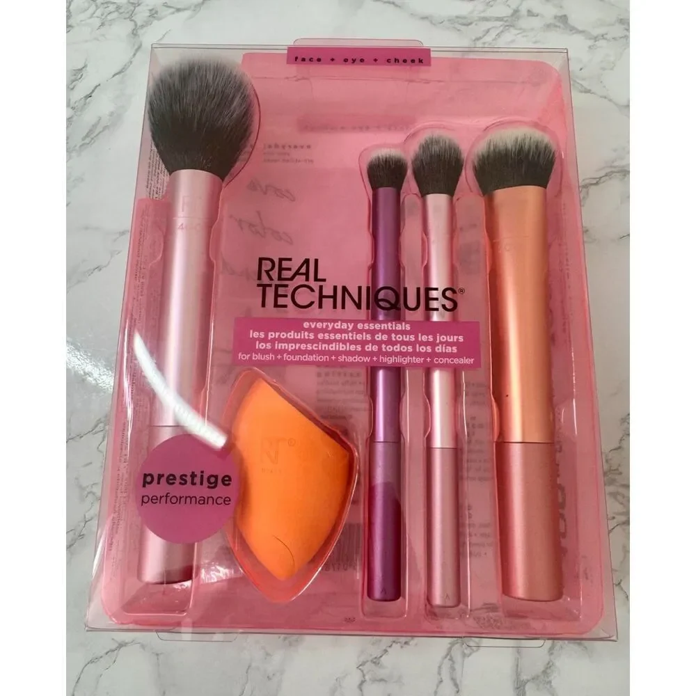 Real Techniques 5 Piece Makeup Brush Set Includes 4 Brushes & Makeup Sponge